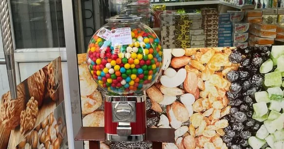 Marketlərin önündə satılan saqqızlar zəhərlənməyə səbəb ola bilər? MÜHÜM AÇIQLAMA