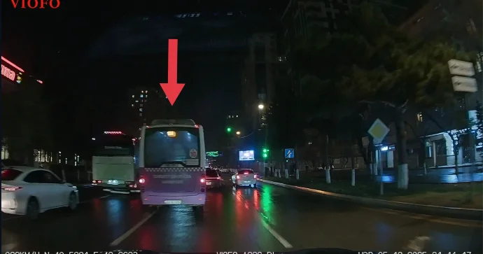 Avtobus sürücüsü düzünə gedənlərin yolunu kəsərək hərəkətə mane oldu VİDEO