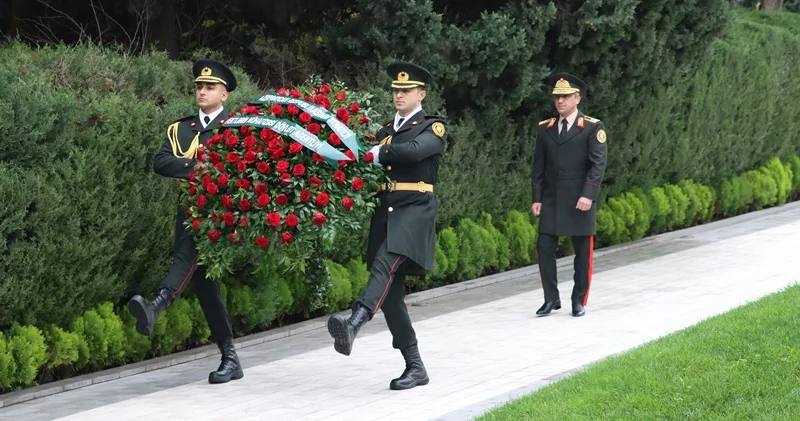 Dövlət Agentliyinin şəxsi heyəti Fəxri xiyabanda FOTOLAR