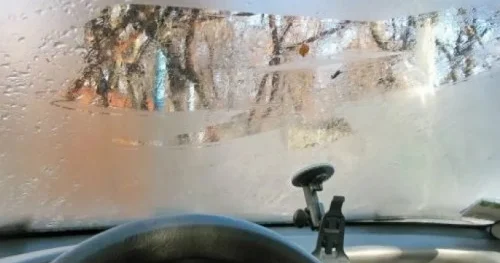 Avtomobilin şüşəsi niyə parlanır? Qarşısını almaq yolları