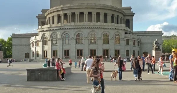 Polşalı azarkeşlər İrəvanın mərkəzində xaos yaratdı