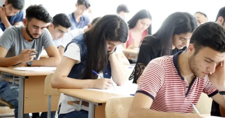 Abituriyentlərin üzərinə gizli kamera qoyurmuş: Tanınmış təhsil ekspertinə İTTİHAM irəli sürüldü