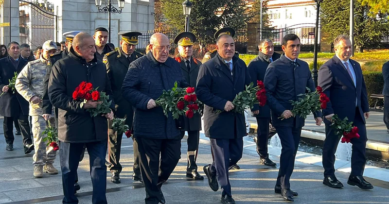 Deputatlar Türkiyədə Heydər Əliyevin abidəsini ziyarət etdilər FOTOLAR