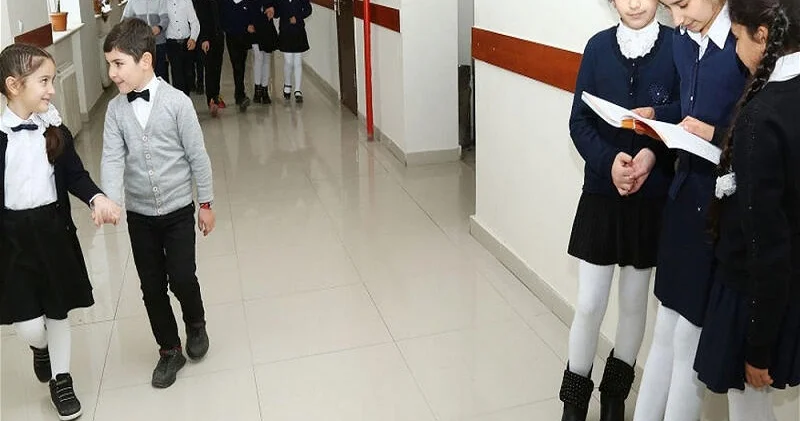 Azərbaycan məktəblərində tənəffüs qaydaları pozulur Təhsil eksperti həyəcan təbili çaldı