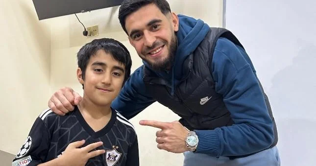 Elvin gündəm olan o uşağı ziyarət etdi Video