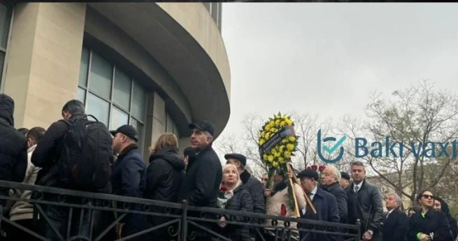 İnsanlar Fəxri xiyabana axın edir