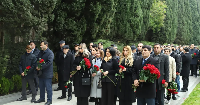 Ümummilli Lider Heydər Əliyevin anım günü ilə əlaqədar ANAMA heyəti Fəxri Xiyabanı ziyarət edib