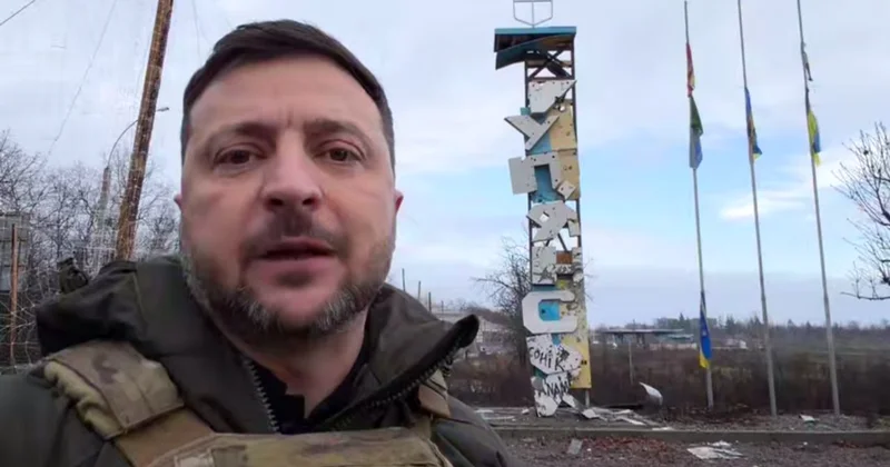 Zelenski Rusiyanın ələ keçirdiyini iddia etdiyi Kupyanskda VİDEO