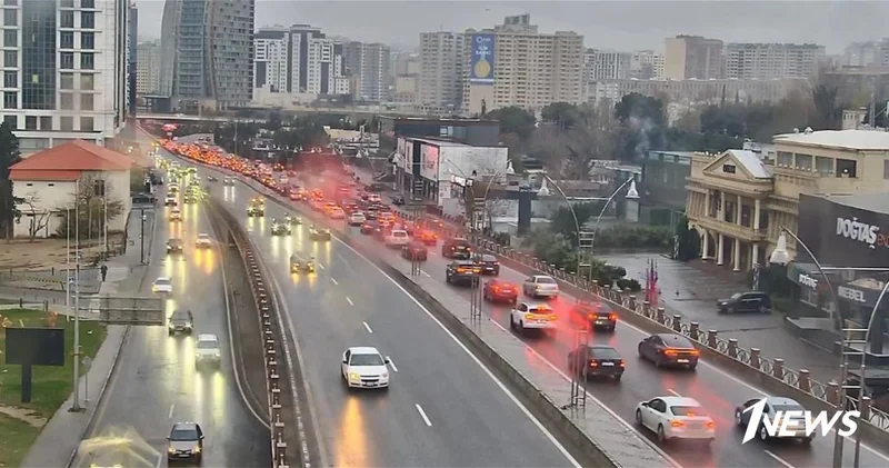 В Баку на ряде улиц и проспектов затруднено движение транспорта ФОТО