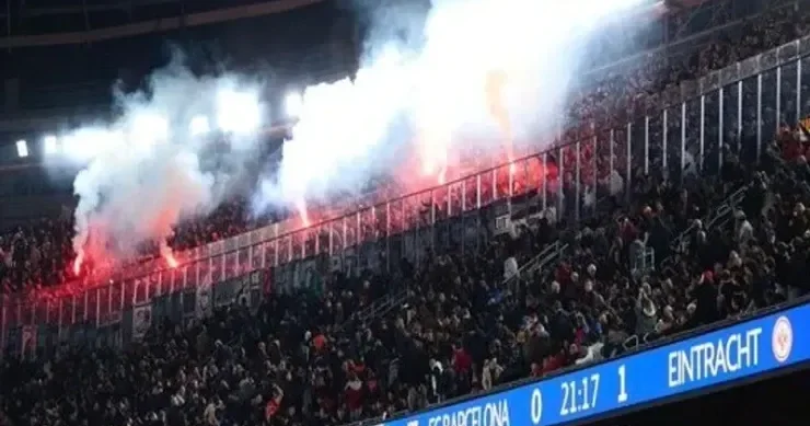 Barselona nın oyununda böyük İĞTİŞAŞ: azarkeşlərə sidik atdılar VİDEO