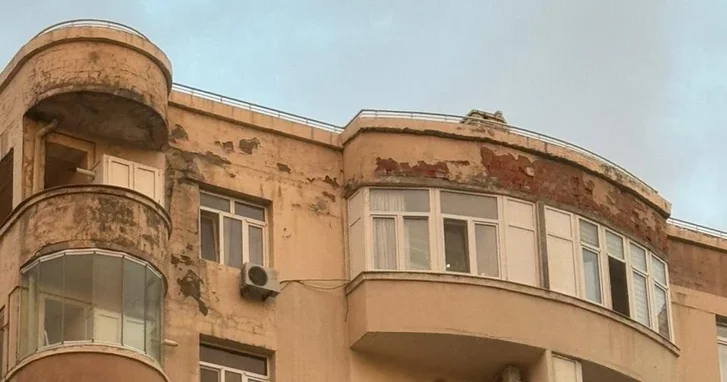 Еще одно здание на Ясамале под угрозой: жильцы жалуются на управляющую компанию