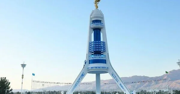 Liderlər Neytrallıq Abidəsinin önünə əklil qoydu Video