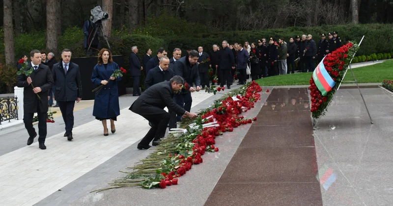 Yasamal rayon ictimaiyyəti Ümummilli Liderin xatirəsini yad edib FOTOLAR