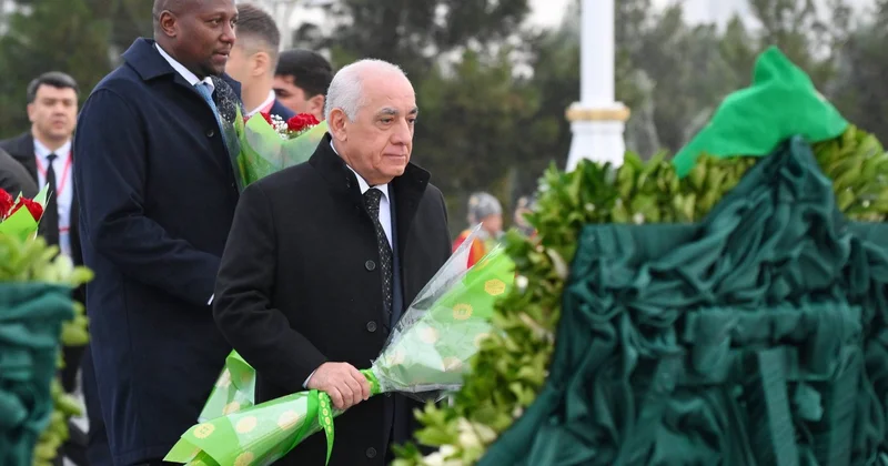 Али Асадов посетил Монумент нейтралитета в Ашхабаде (ФОТО)