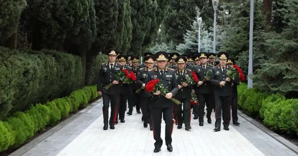 Dövlət Xidmətiniin şəxsi heyəti Heydər Əliyevin məzarını ziyarət edib FOTO