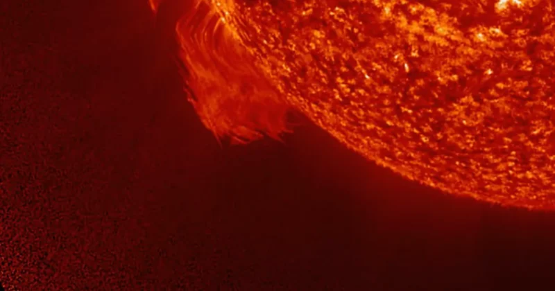 От Солнца оторвался крупный протуберанец ВИДЕО