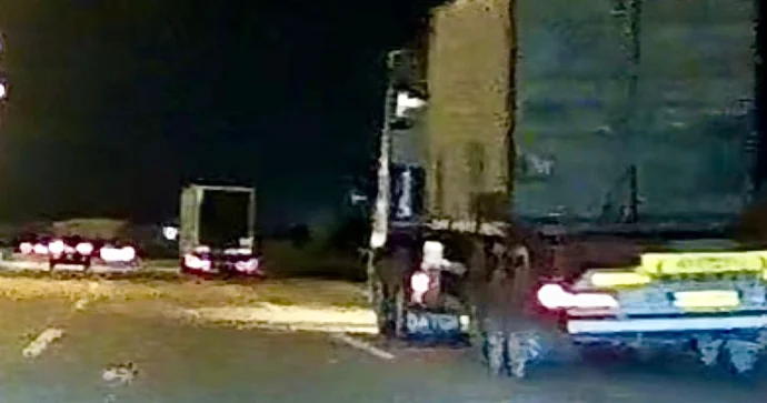 Yük maşınından yola atılan butulka sürücüyə təhlükə yaratdı VİDEO