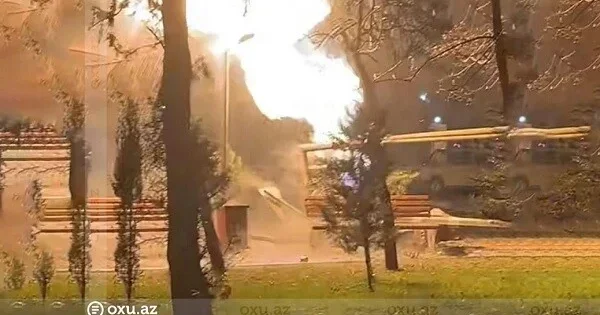 Bakıda 2 maşın qaz borusuna çırpıldı: yanğın başladı Video
