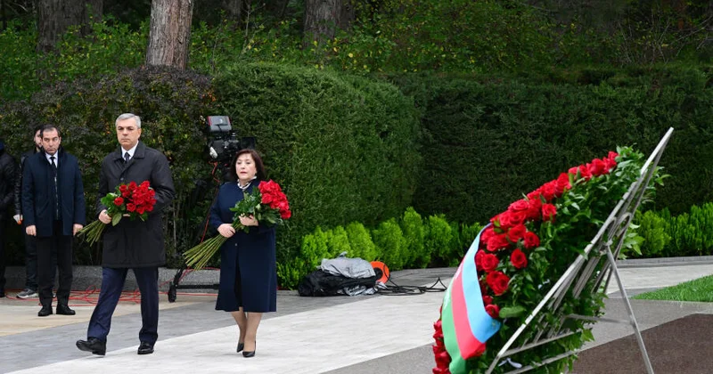 Dövlət və hökumət rəsmiləri Fəxri xiyabanda Ulu Öndər Heydər Əliyevin xatirəsini yad ediblər FOTO