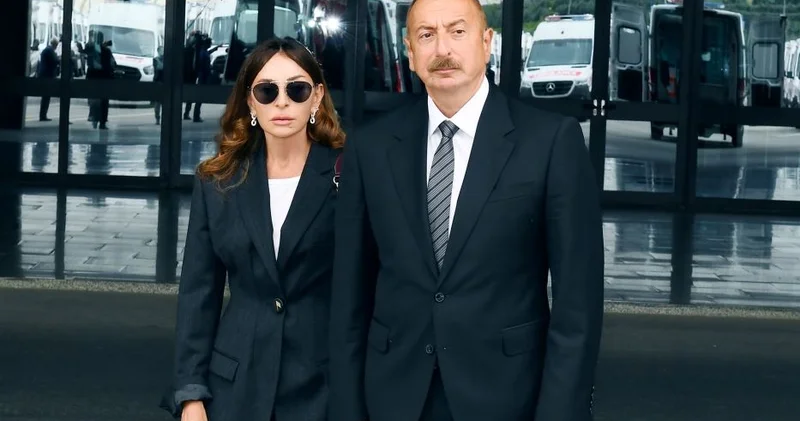 Президент Ильхам Алиев и Первая леди Мехрибан Алиева посетили могилу Общенационального лидера Гейдара Алиева (ФОТО)