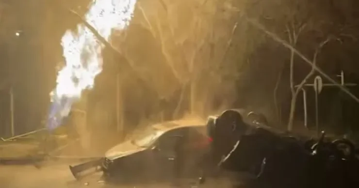 Bakıda qəza edən maşın qaz borusuna çırpıldı DƏHŞƏTLİ GÖRÜNTÜLƏR