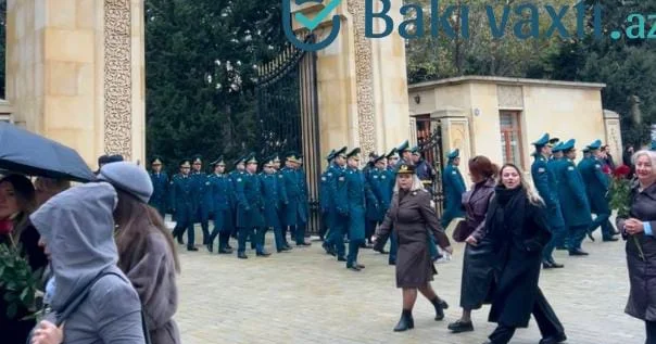 DSX nın hərbi qulluqçuları Fəxri xiyabanda