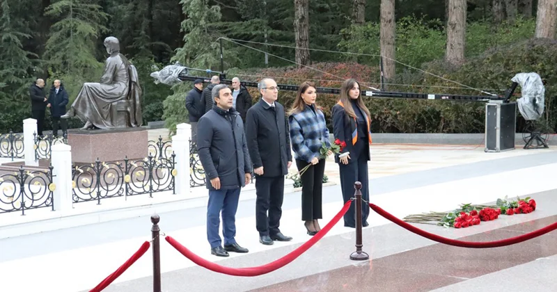 Azərbaycan Universitetinin kollektivi Fəxri xiyabanda olub Fotolar