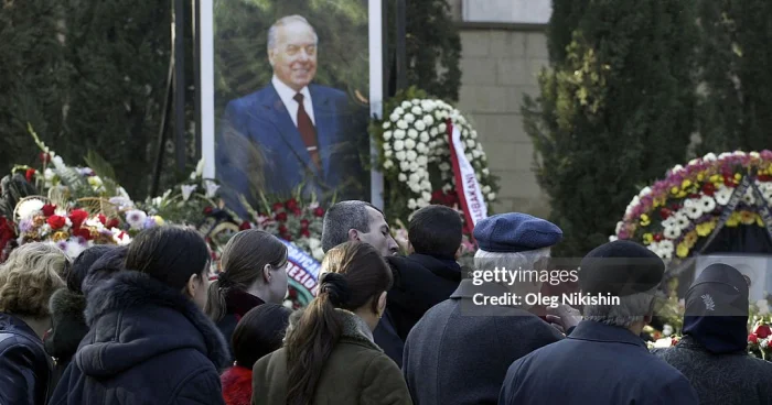2003 cü ilin bu günü: Heydər Əliyevin dəfn günündən TARİXİ FOTOLAR