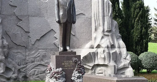 Yeni Azərbaycan Partiyasının nümayəndələri Ulu Öndərin xatirəsini yad ediblər