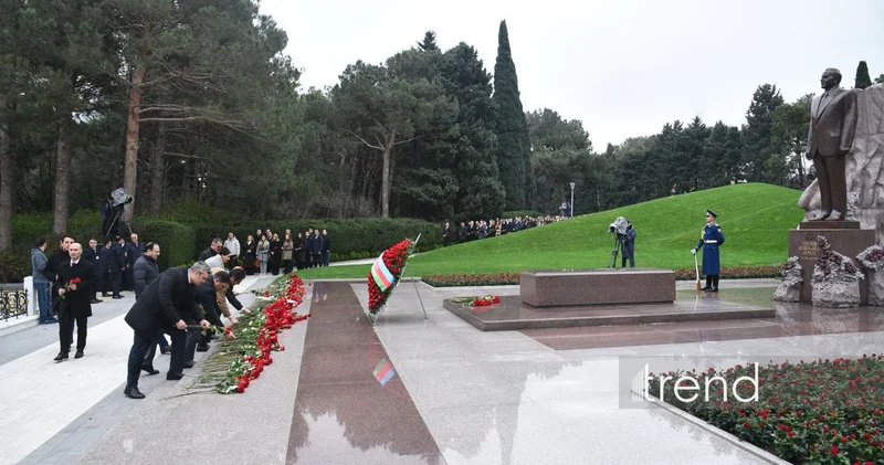 Азербайджанский народ чтит светлую память великого лидера Гейдара Алиева (ФОТО)