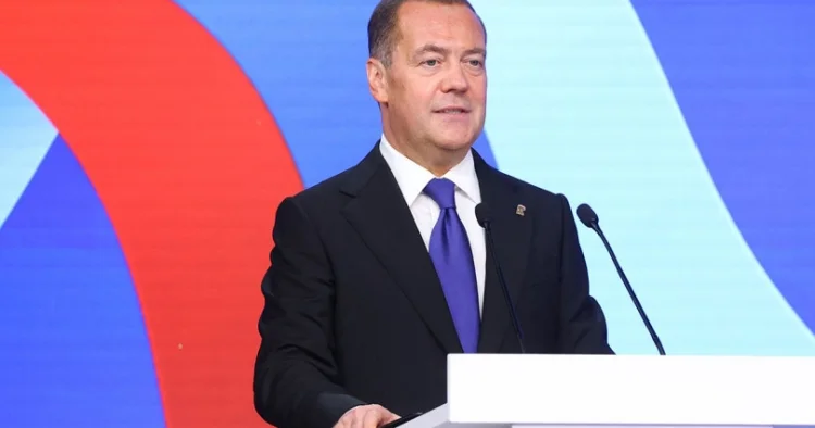 Medvedev Zelenskini ittiham edib: Referendumla danışıqları uzatmağa çalışır”