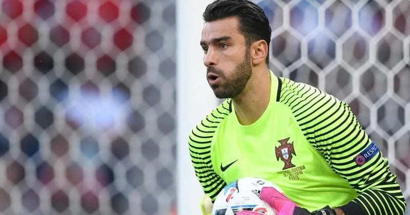 Əfsanəvi qapıçı karyerasını bitirdi