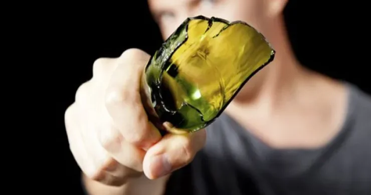 Bakıda fenomen araq şüşəsini izləyicisinin başına çırpdı