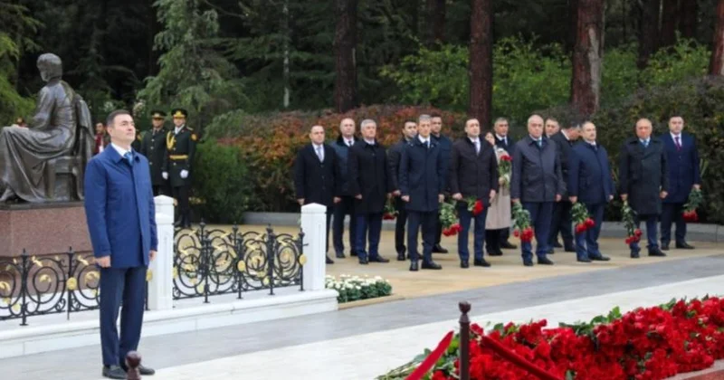 Xüsusi Rabitə və İnformasiya Təhlükəsizliyi Dövlət Xidmətinin kollektivi Ümummilli liderin məzarını ziyarət edib