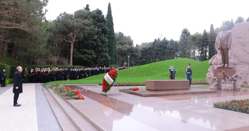 Prokurorluq əməkdaşları anım günü ilə bağlı Fəxri Xiyabanı ziyarət etdi FOTOLAR