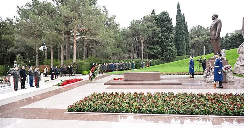 Müdafiə Nazirliyinin rəhbərliyi Ulu Öndərin məzarını ziyarət edib