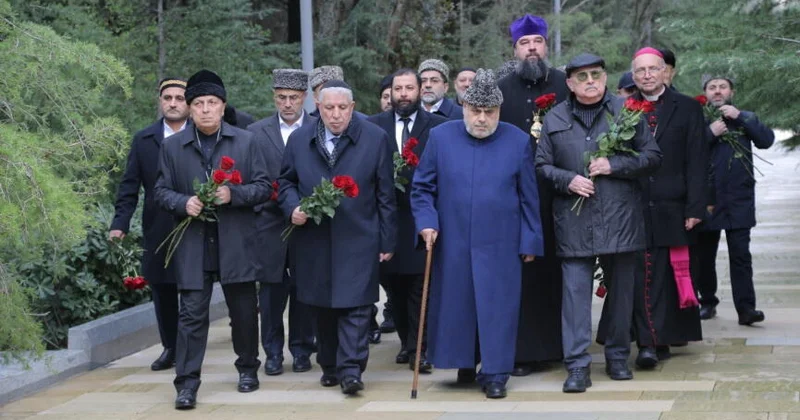 Лидеры религиозных конфессий Азербайджана посетили могилу великого лидера Гейдара Алиева