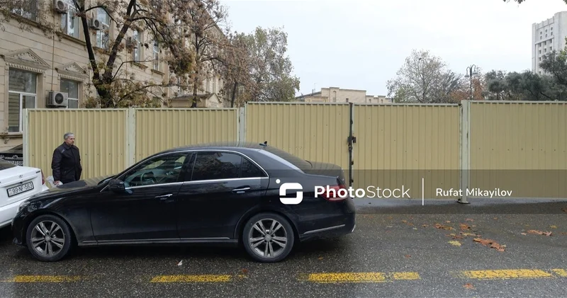 Названа причина ограничения въезда в зону парковки возле станции метро Ичеришехер ФОТО