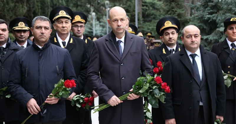 Dövlət Dəniz və Liman Agentliyinin kollektivi Ulu Öndərin abidəsini ziyarət etdi (FOTO)