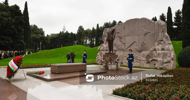 Официальные лица государства и правительства посетили могилу Гейдара Алиева