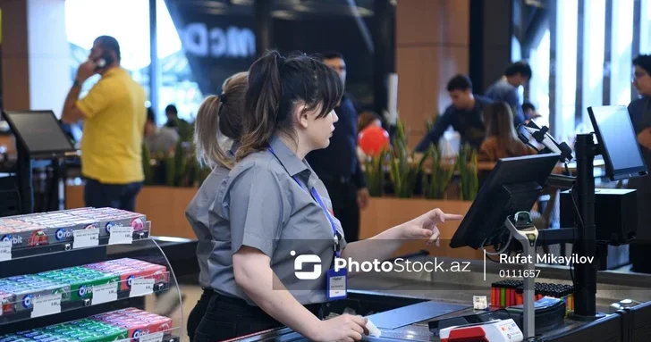 В Баку 21 летний мужчина обворовал магазин, в котором работала его возлюбленная