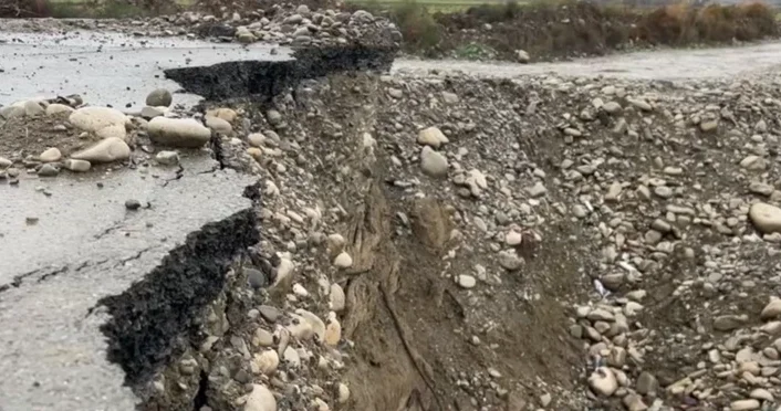 Оползень разрушает единственную дорогу к трём сёлам Агсу: дети с трудом добираются в школу