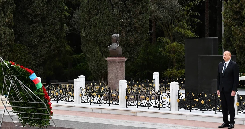 Prezident xanımı və qızı ilə Fəxri xiyabanı ziyarət etdi