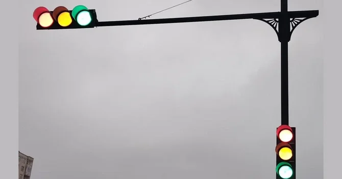 Bakıda bu yolda işıqforun hər üç işığı eyni anda yanır