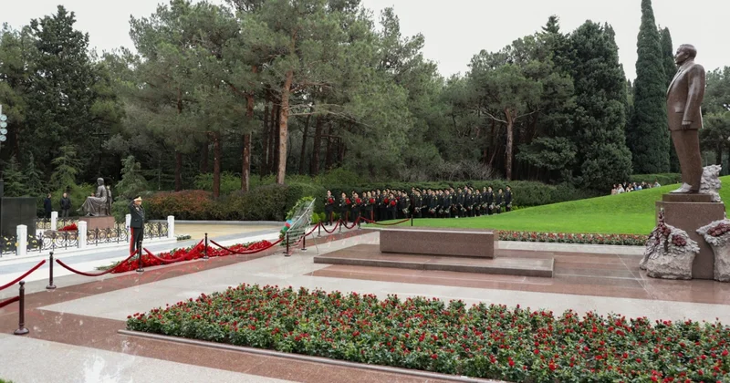 Сотрудники госслужбы почтили память Гейдара Алиева ФОТО