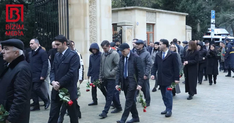 Vətəndaşlar Ulu Öndərin xatirəsini anmaq üçün Fəxri xiyabana axın edir FOTO/VİDEO