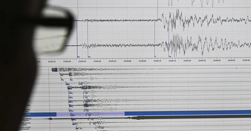 Жителей Японии предупредили о возможном цунами