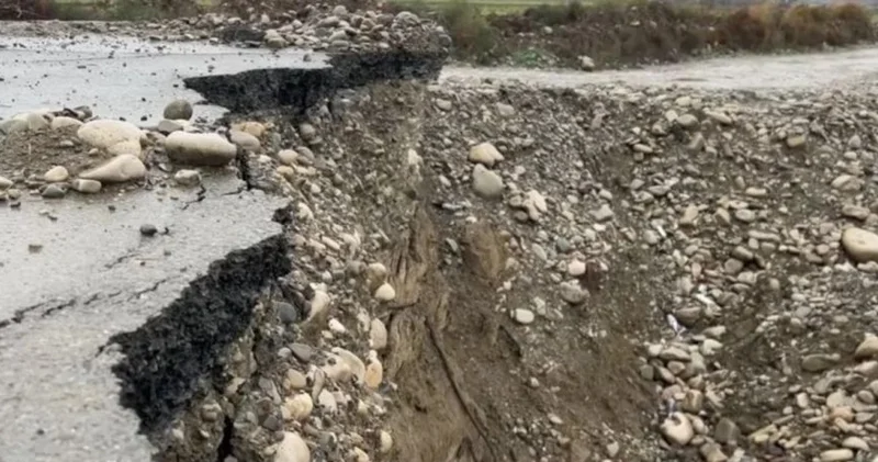 Ağsuda çay daşdı, üç kəndi rayon mərkəzinə bağlayan yolda təhlükəli vəziyyət yarandı VİDEO
