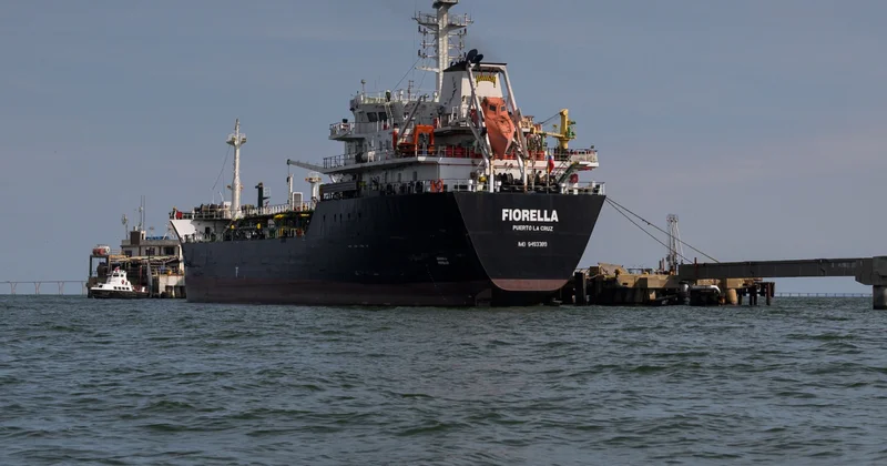 Экипаж задержанного венесуэльского танкера вернут домой обновлено 10:49