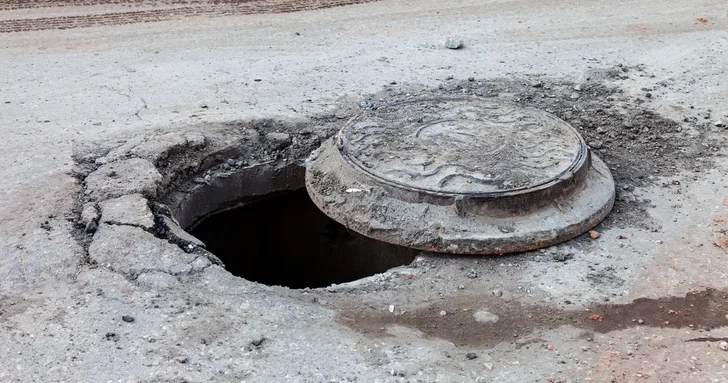 Автоловушки на дорогах: как получить компенсацию за ущерб от открытых люков?